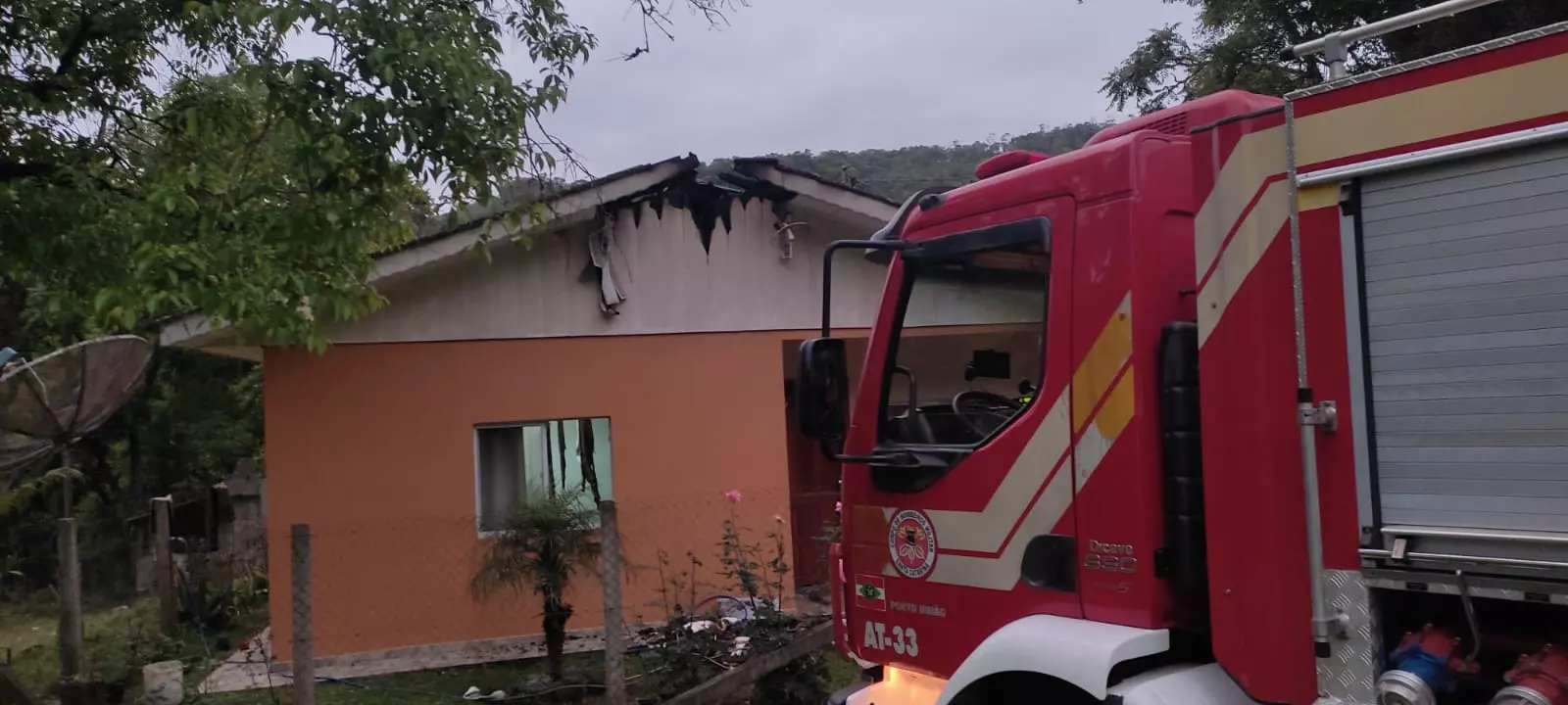 Mulher acidentalmente coloca fogo em residência para tentar se livrar de mosquitos